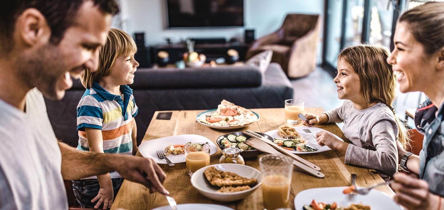 Familie spiser aftensmad